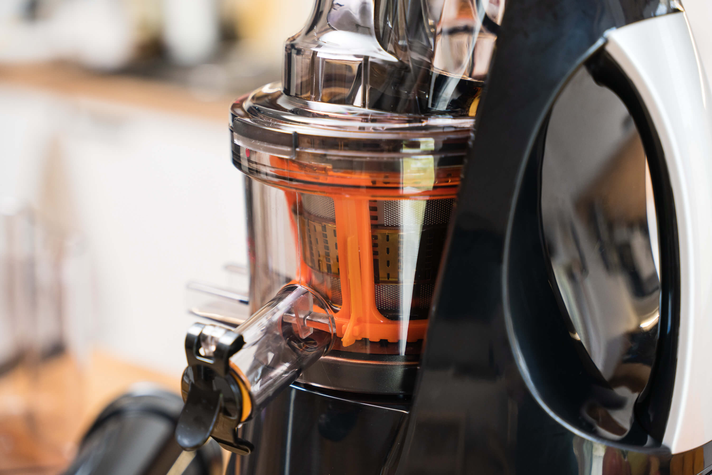 I choć przygotowywanie soków nie jest zbyt czystym procesem, to na szczęście urządzenie bardzo łatwo rozebrać i umyć.