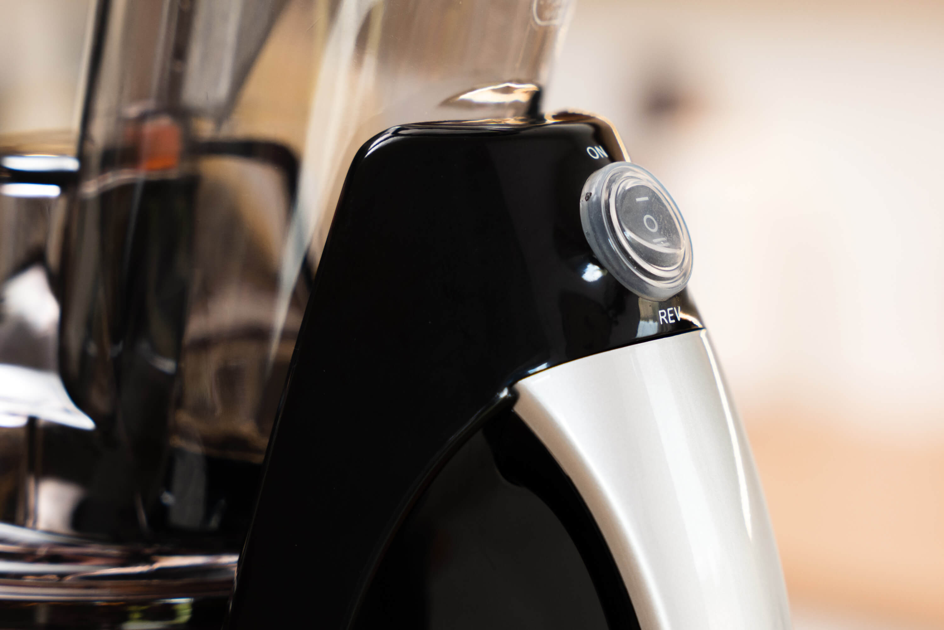 Wyciskarka wolnoobrotowa RAVEN EWW002X wyposażona jest w silnik indukcyjny o mocy 240 W i prędkości 65 obr./min.