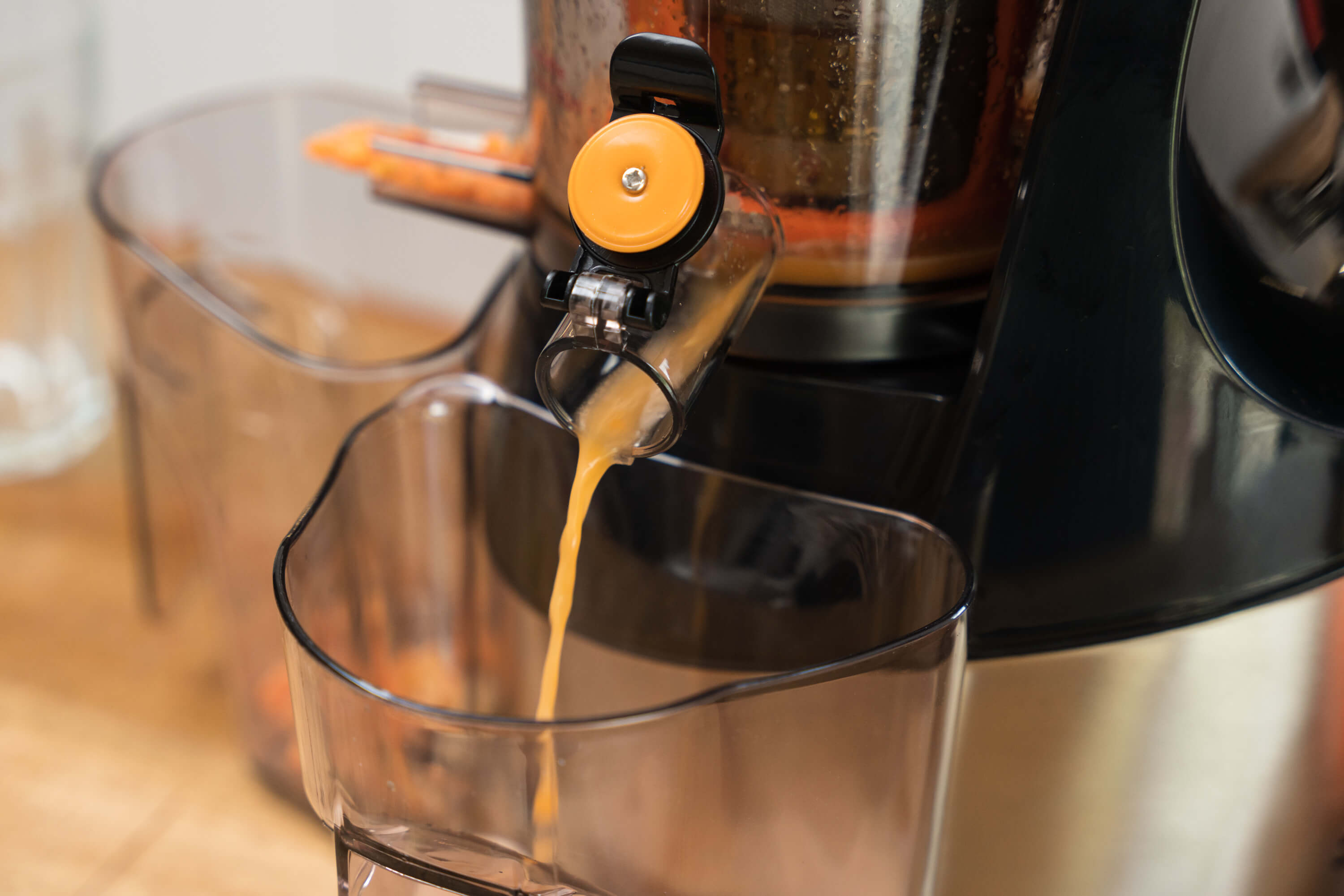 Wyciskarkę obsługujemy jednym przyciskiem – wciśnięcie górnej części uruchamia ciągłą pracę urządzenia, wciśnięcie dolnej pozwala zaś na ręczne kontrolowanie szybkości działania.