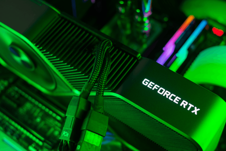 W momencie gdy wyłączy się Ray Tracing (lub po prostu go nie ma), wszelkie odbicia są – można powiedzieć – wtopione w teksturę obiektu. Oznacza to, że odbicie rzeczywiście nie istnieje, a jest warstwą nałożoną na inną teksturę, czyli to jedynie imitacja odbicia.