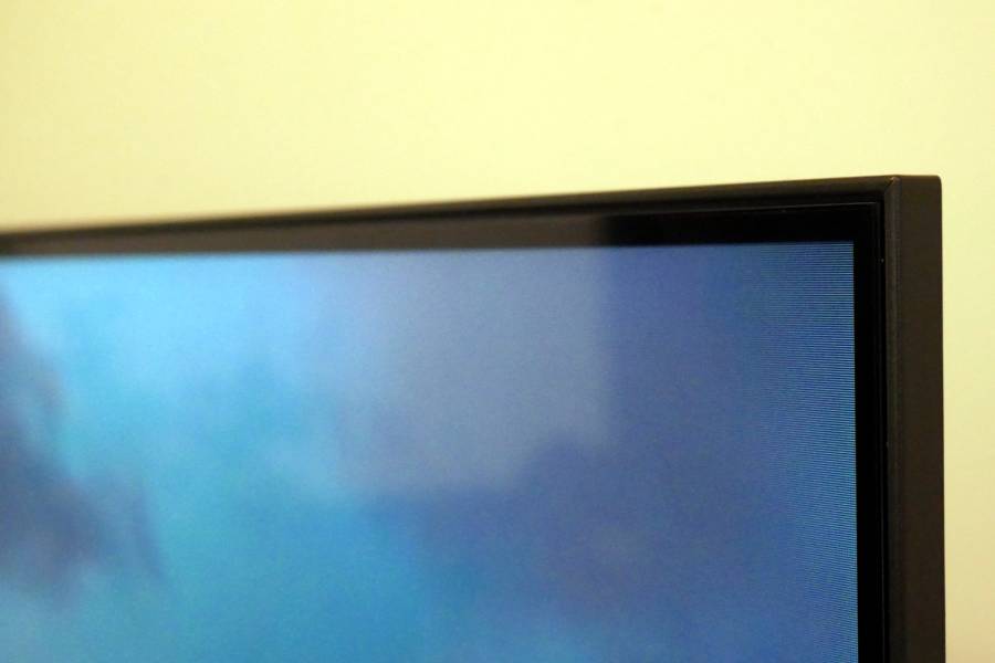 Smukła ramka otaczająca duży ekran  w telewizorze TCL