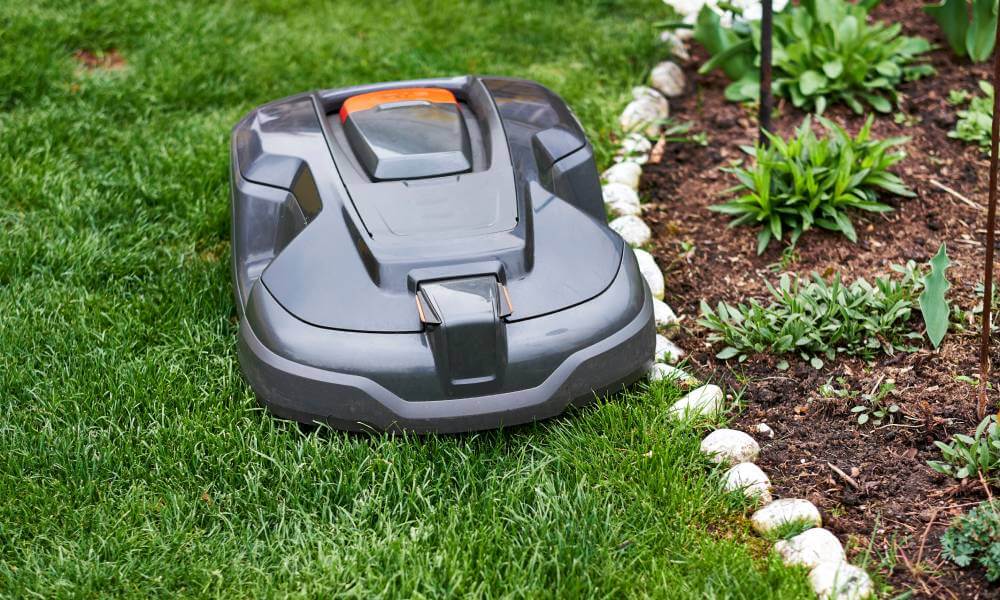 Robot koszący precyzyjnie kosi przy krawędzi trawnika