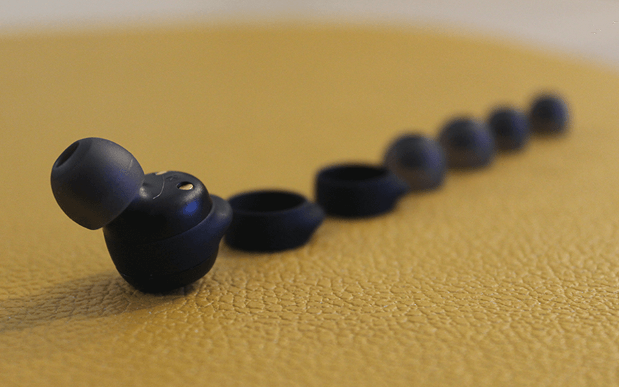 Xiaomi Mi buds 3 Lite mają bardzo niską masę, kt&oacute;ra nie przekracza 4,2 g na słuchawkę.