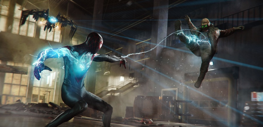 Miles Morales, o przepraszam, drugi Spider-Man, używa mocy bioelektrycznych na przeciwniku