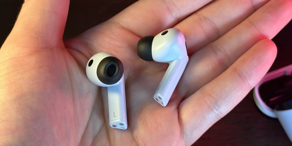 zbliżenie na szare słuchawki Samsung Galaxy Buds3 FE leżące na dłoni