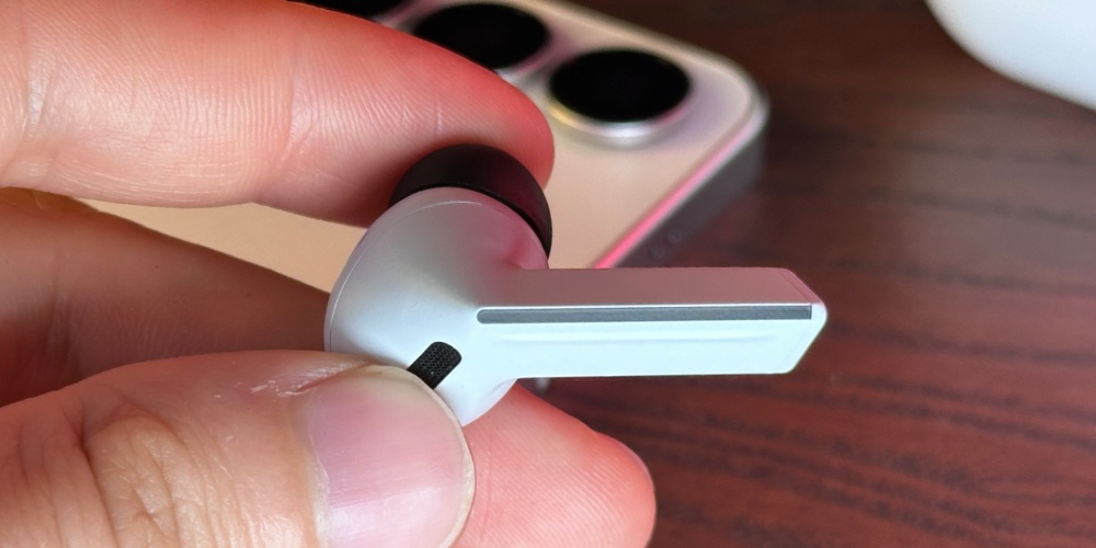 szara słuchawka Samsung Galaxy Buds3 FE z łodyżkowym designem