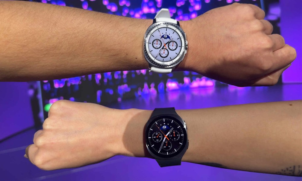 dwa smartwatche Samsung na dwóch rękach