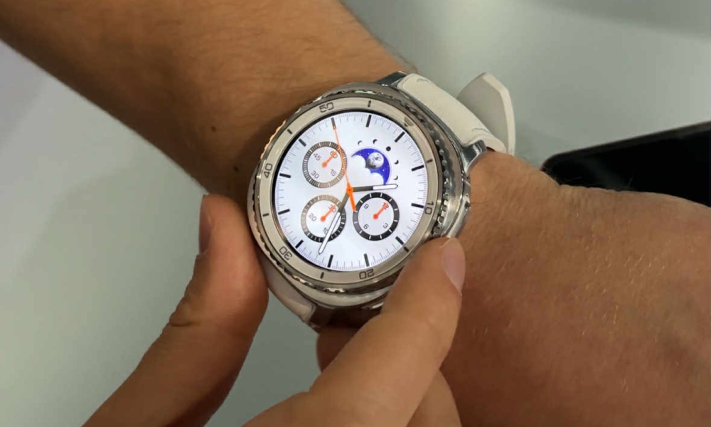 Biały smartwatch Samsung Galaxy Watch 8 Classic