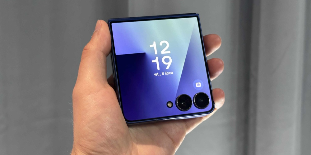 złożony Samsung Galaxy Z Flip7 z dużym przednim ekranem