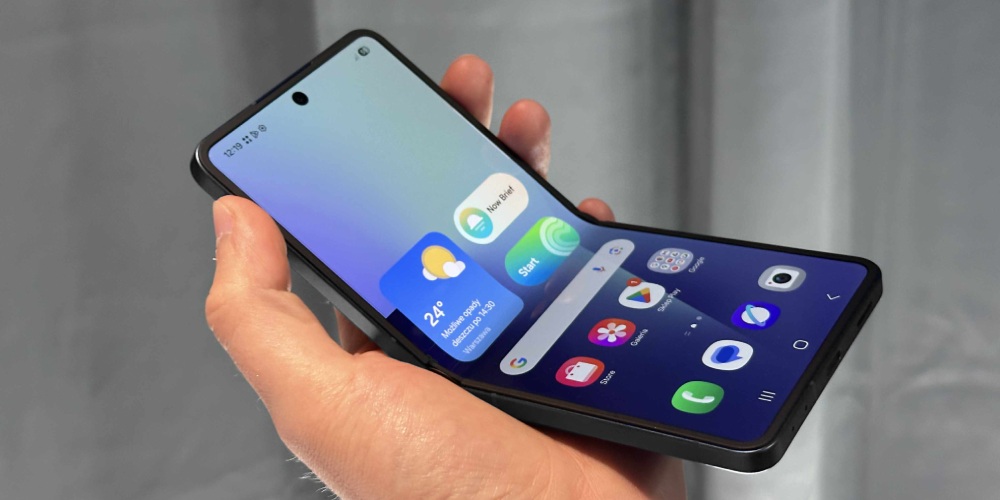 Samsung Galaxy Z Flip7 FE częściowo rozłożony z trybu Flex