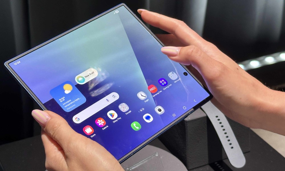 ultracienki, granatowy smartfon Samsung Galaxy Z Fold7 z widocznym szerokim ekranem
