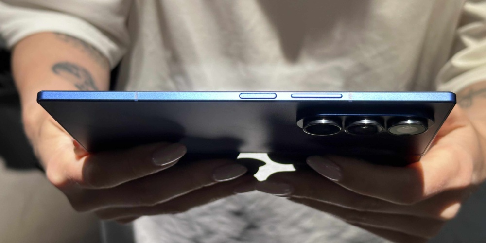 ultracienki, granatowy smartfon Samsung Galaxy Z Fold7