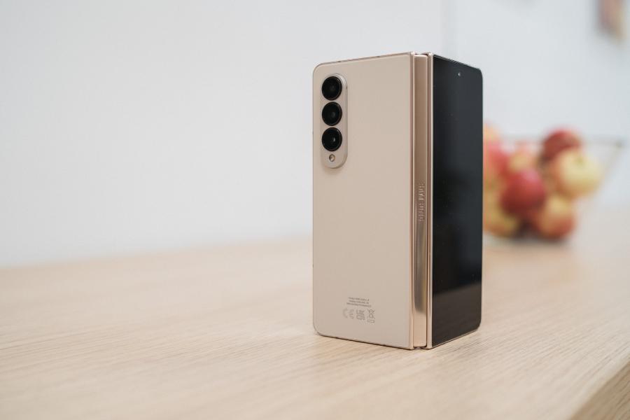 smartfon samsung galaxy z fold4 stoi na stole