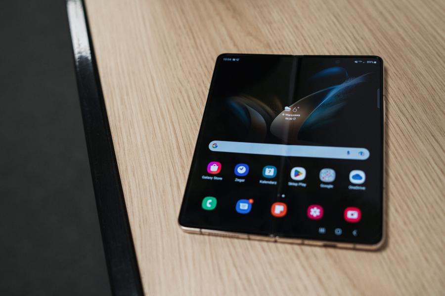 smartfon samsung galaxy z fold4 leży na blacie