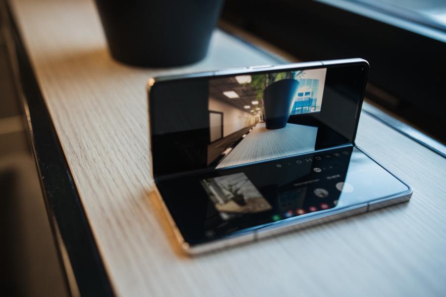 smartfon samsung galaxy z fold4 leży na blacie w połowie złożony