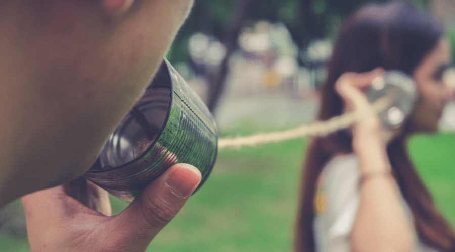 Historię telefonu należy rozpocząć w starożytności. Prawdopodobnie każdy zna eksperyment z dwoma głębokimi naczyniami, najczęściej puszkami, połączonymi sznurkiem.