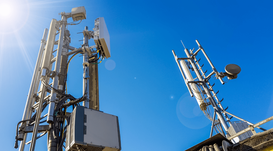 Sieć 4G LTE umożliwia pobieranie i przesyłanie danych z prędkością odpowiednio 100 Mb/s i 50 Mb/s.