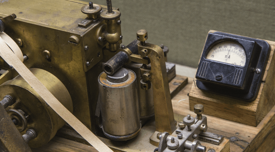 Odbiornik &ndash; najczęściej przy wykorzystaniu pola elektromagnetycznego &ndash; poruszał igłą, kt&oacute;ra dziurkowała kod na papierze. Warto zaznaczyć, że do tego celu, w 1838 r., Samuel Morse i Alfred Vail wynaleźli system kropek i kresek reprezentujący litery alfabetu, nazwany p&oacute;źniej kodem Morse&rsquo;a. 