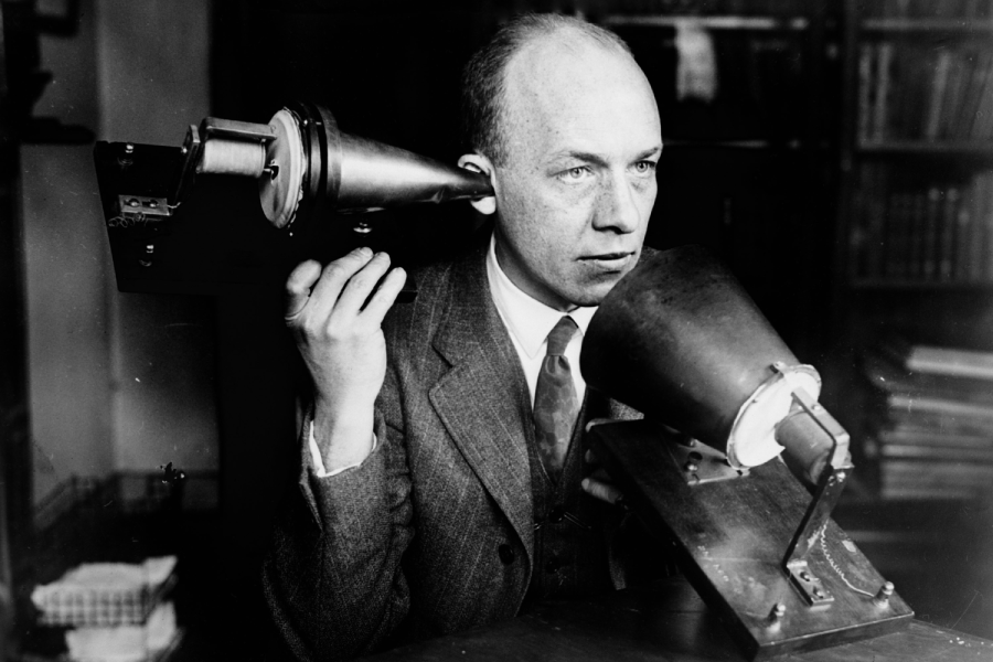 Kiedy Bell m&oacute;wił do membrany, ta &ndash; pod wpływem fali dźwiękowej &ndash; poruszała igłą, kt&oacute;ra zmieniała stan zanurzenia w kwasie. 