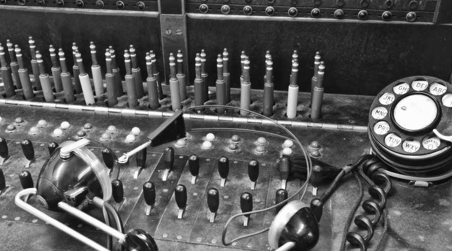 W następstwie elektromagnes wytwarzał dźwięk. 