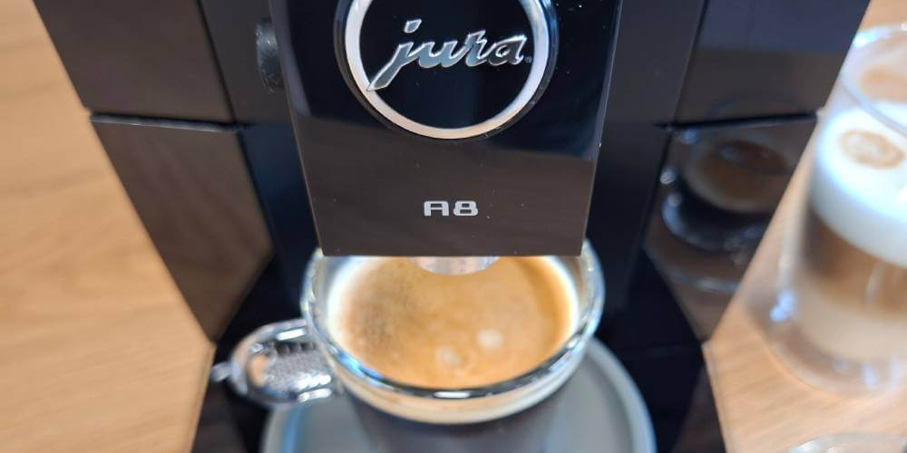 Wylewka z logo Jura w ekspresie Jura A8