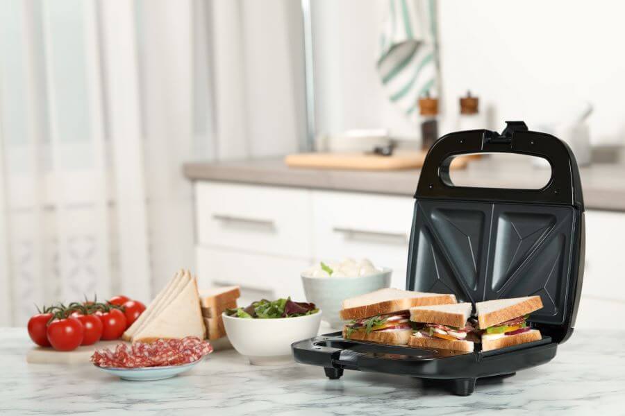 Drugie z omawianych urządzeń daje natomiast nieco większe możliwości &ndash; szczeg&oacute;lnie jeśli jest to opiekacz z wymiennymi płytami.