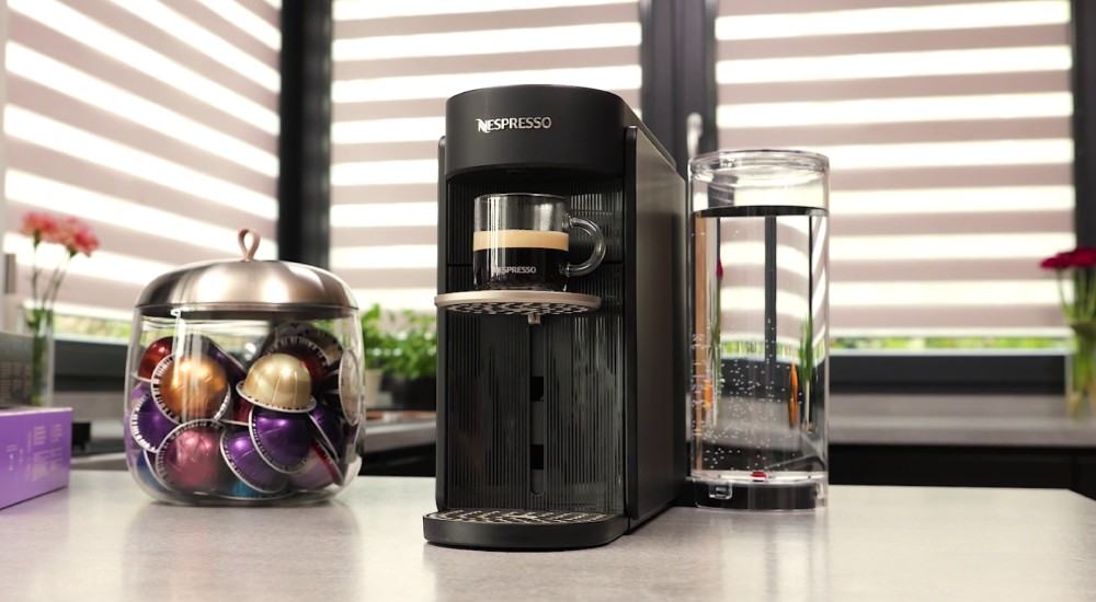 zdjęcie produktowe ekspresu Nespresso Vertuo UP w jasnej kuchni
