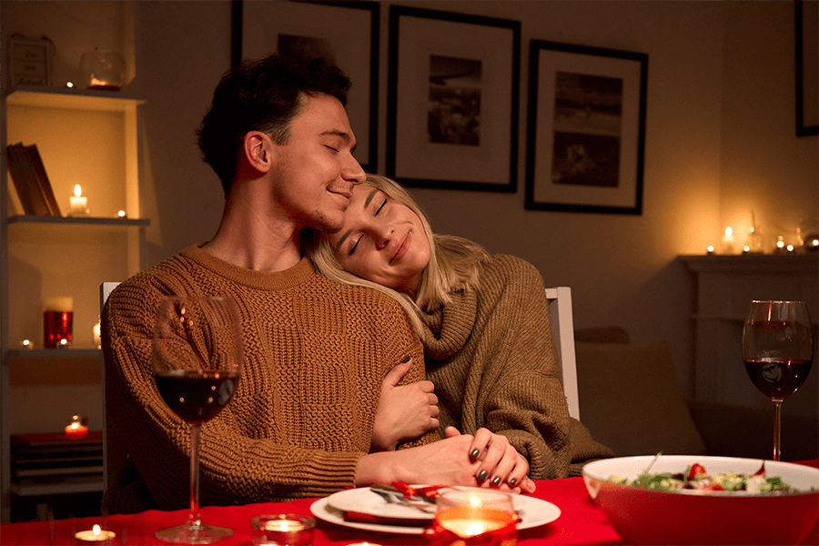 Przytulająca się para podczas Walentynek w domu 