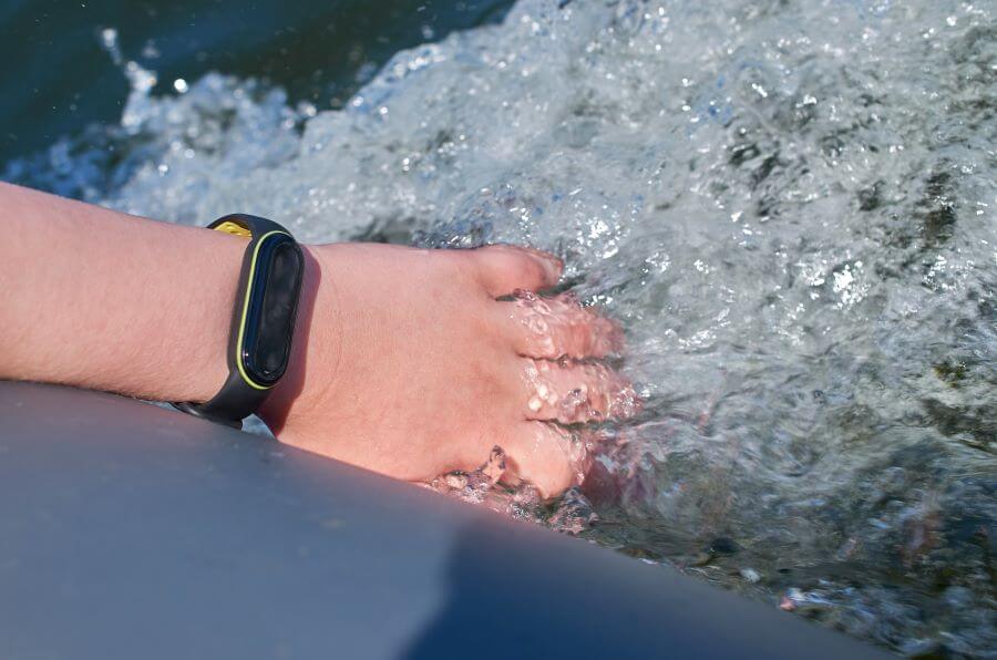 Ręka ze smartbandem zanurzana w wodzie