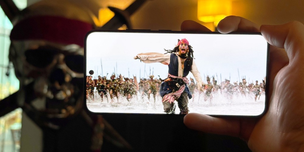 Jack Sparrow na wyświetlaczu Xiaomi 15, w tle wielka czaszka z Piratów z Karaibów
