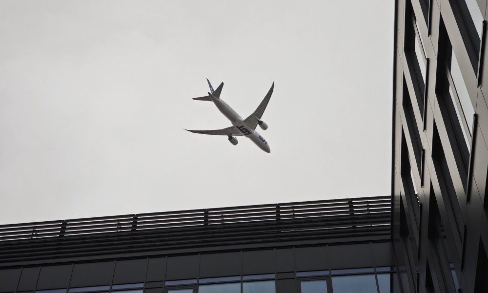 zbliżenie na startujący samolot