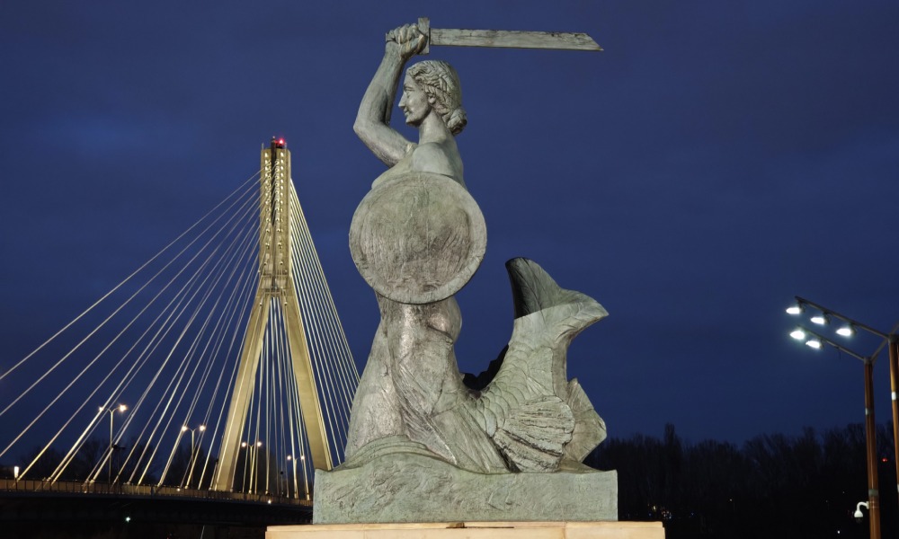 pomnik Syreny Warszawskiej w nocy