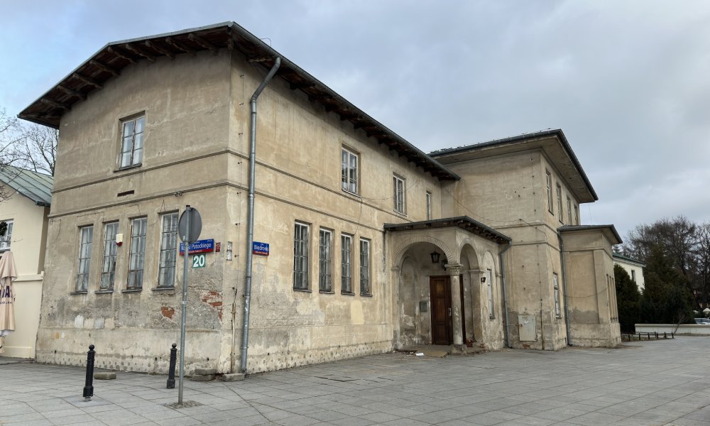 szary budynek, ponure niebo