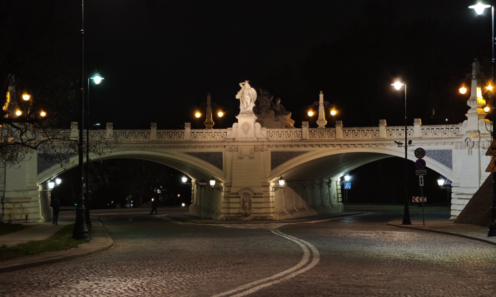 ładny most w nocy, oświetlony