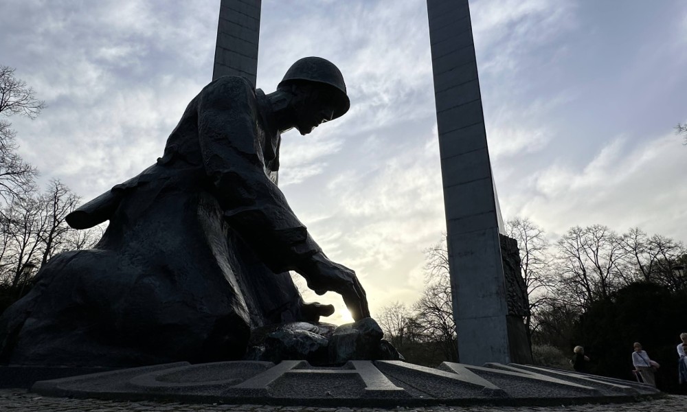 pomnik sapera w Warszawie, pod słońce