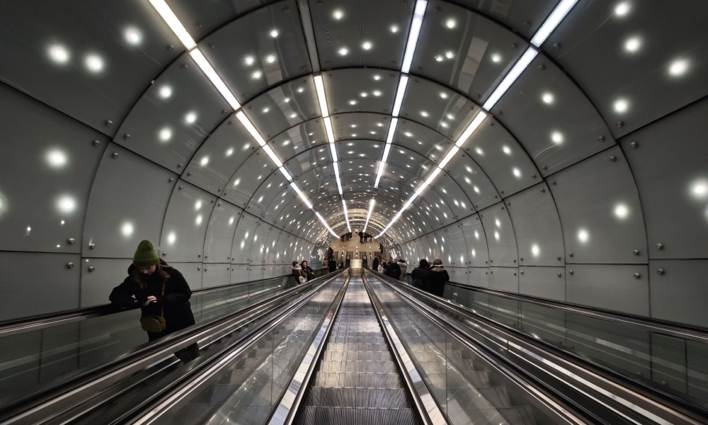 tunel, schody ruchome w metrze