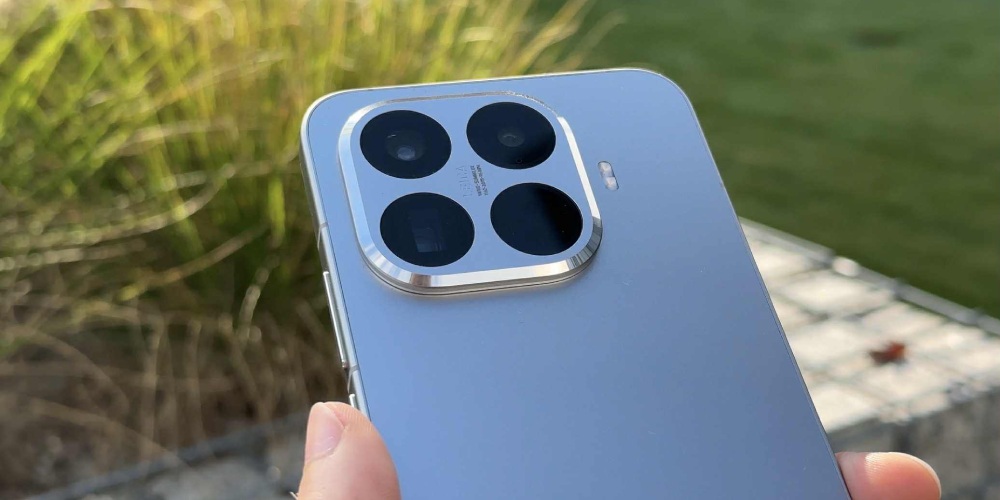 zbliżenie na wyspę aparatów telefonu Xiaomi 15T Pro z napisem Leica