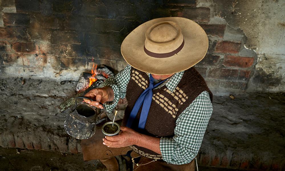 mężczyzna przygotowuje yerba mate