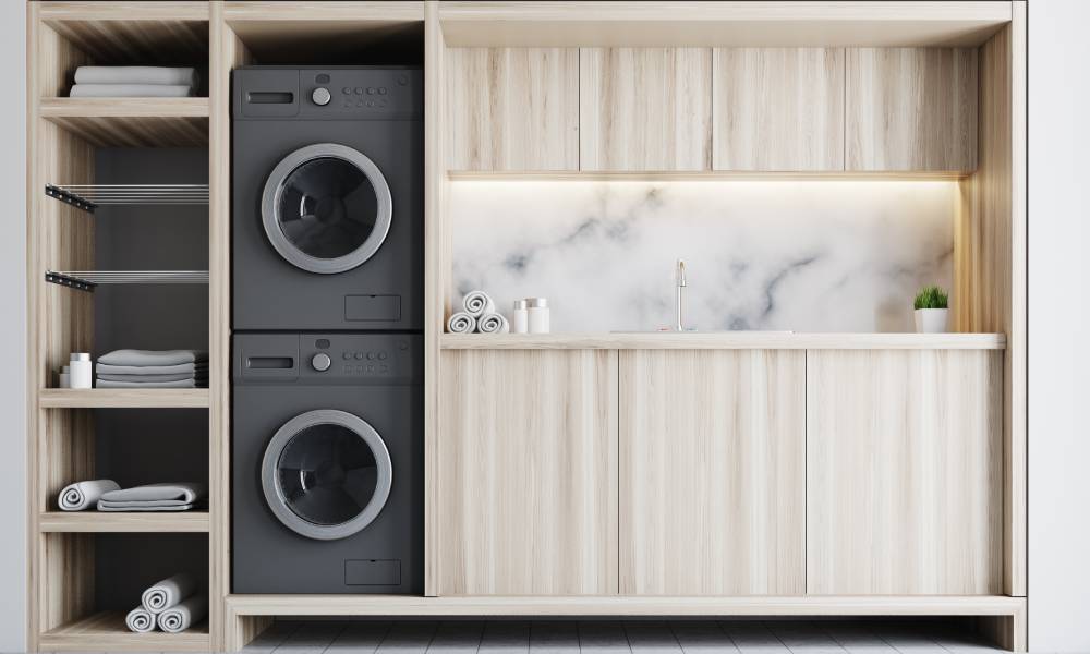Pralka i suszarka ustawione w słupku i zabudowane w ciągu meblowym