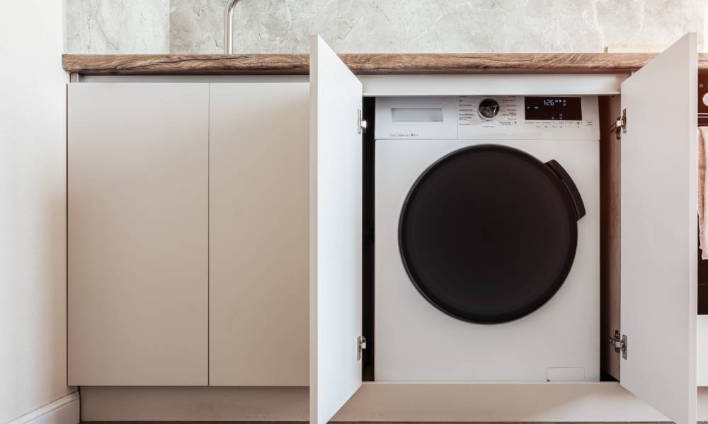 Zabudowa pralki w kuchni - pralka ukryta w szafce kuchennej z takimi samymi frontami jak pozostałych mebli