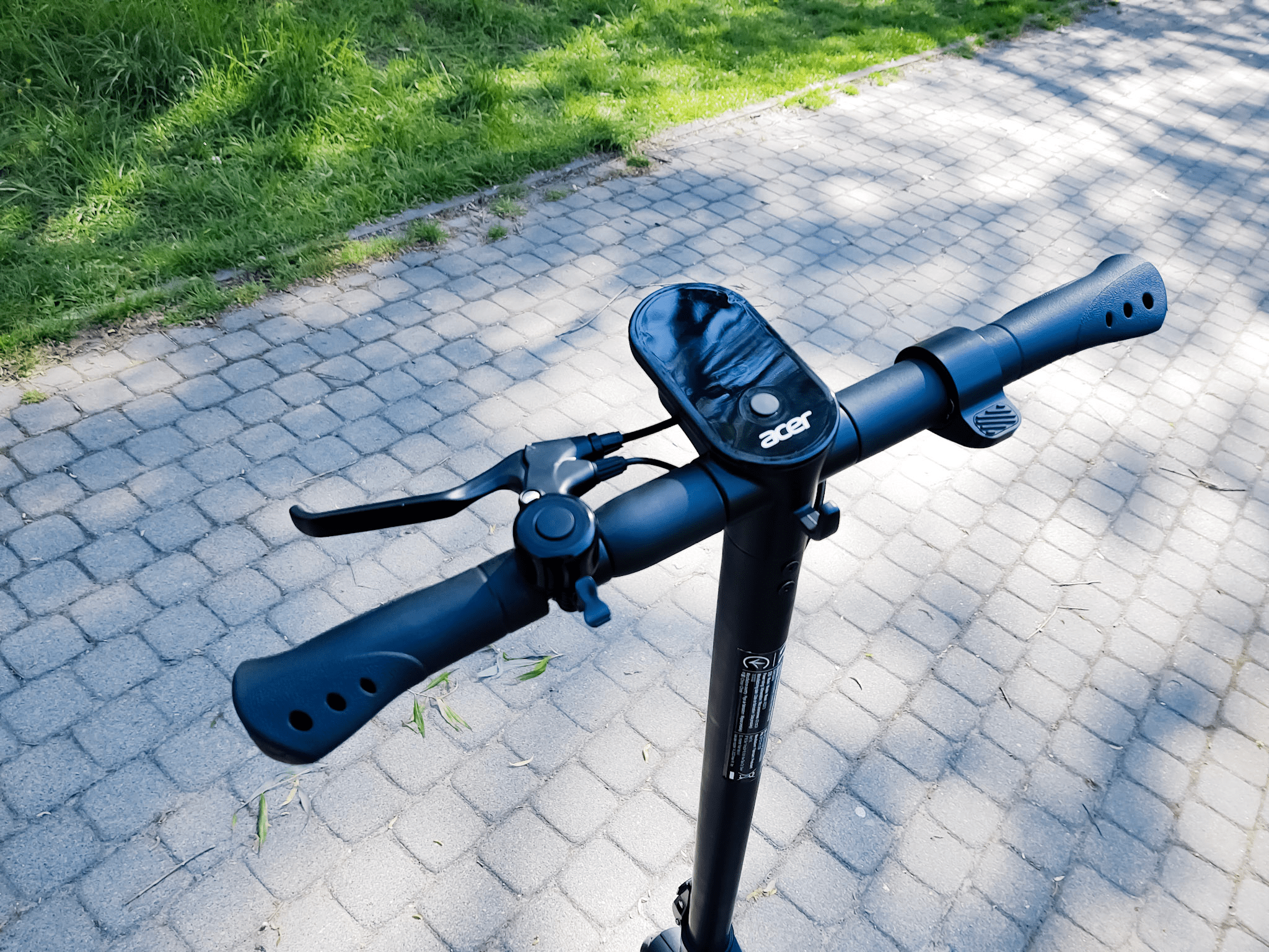 ekran hulajnogi acer es series 3 w parku, na kostce brukowej