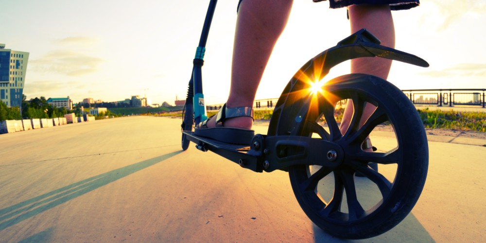 Noga kobiety jadącej na hulajnodze