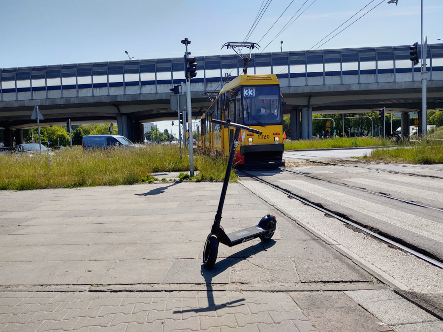 Jazda hulajnogą elektryczną Neoline T28 jest po prostu wygodna i przyjemna. Wyjątkowy spust przyśpieszenia jest niezwykle wygodny i pełni r&oacute;wnież funkcję prewencyjną &ndash; zapobiega drętwieniu nadgarstka w wyniku ciągłego napięcia i unieruchomienia ręki bez zmiany pozycji, tak jak się dzieje  w przypadku &bdquo;kciukowych&rdquo; hulajn&oacute;g.