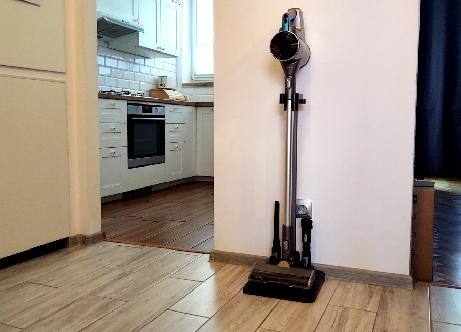 odkurzacz pionowy amica vm xpro aqua wesoło stoi w przedpokoju i czeka na odkurzanie