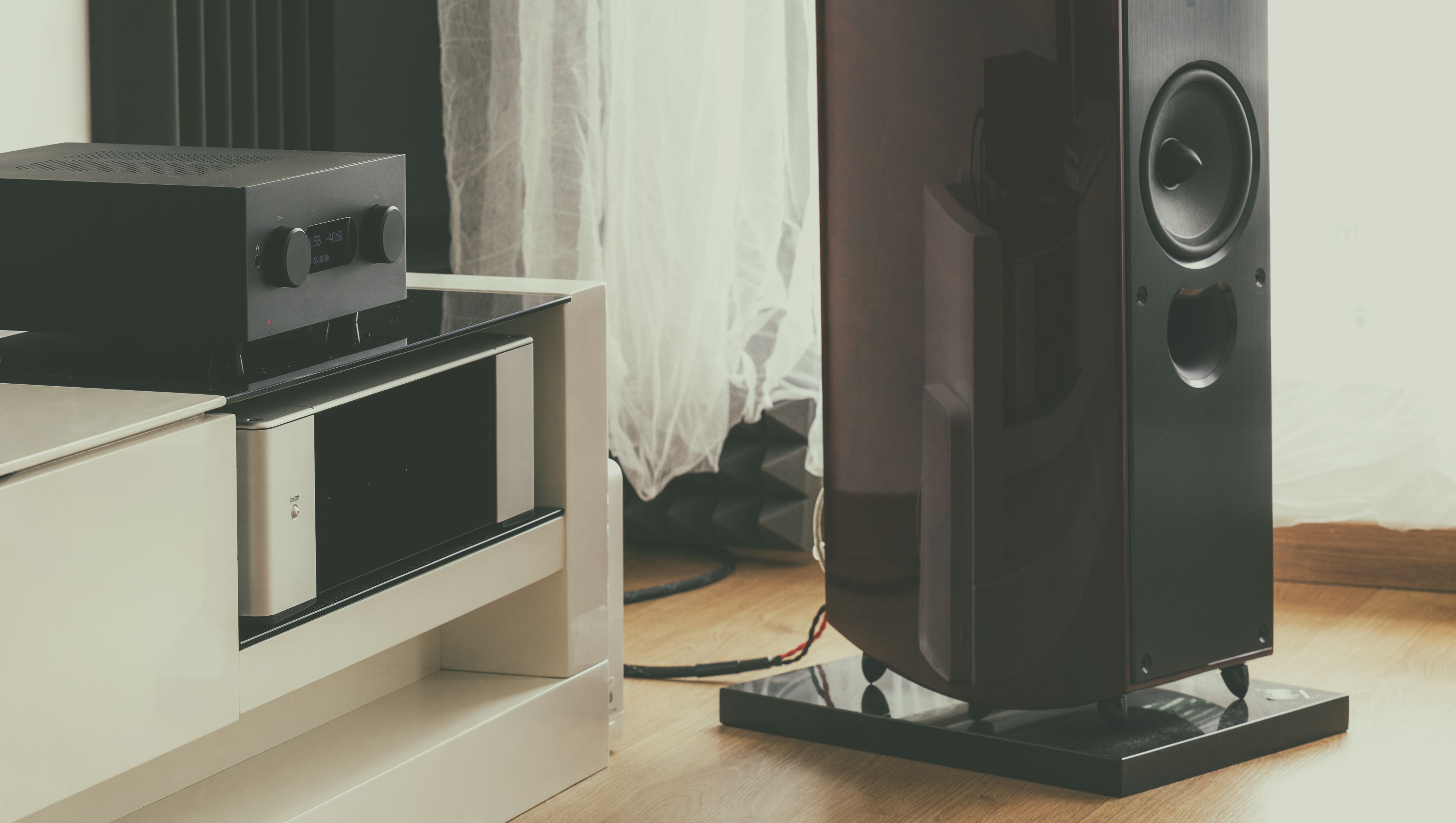 Oznaczenie takie, jak 5 &times; 100 W daje pewność, że 100 W przeznaczone jest na każdy kanał. W ten spos&oacute;b dźwięk będzie m&oacute;gł rozkładać się r&oacute;wnomiernie na wszystkie głośniki.