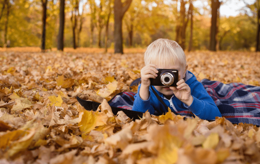 Pierwsze kompaktowe aparaty cyfrowe r&oacute;żniły się od analogowych zapisem obrazu na karcie pamięci zamiast na światłoczułej błonie. Miały r&oacute;wnież cyfrowy wyświetlacz oraz więcej funkcji.