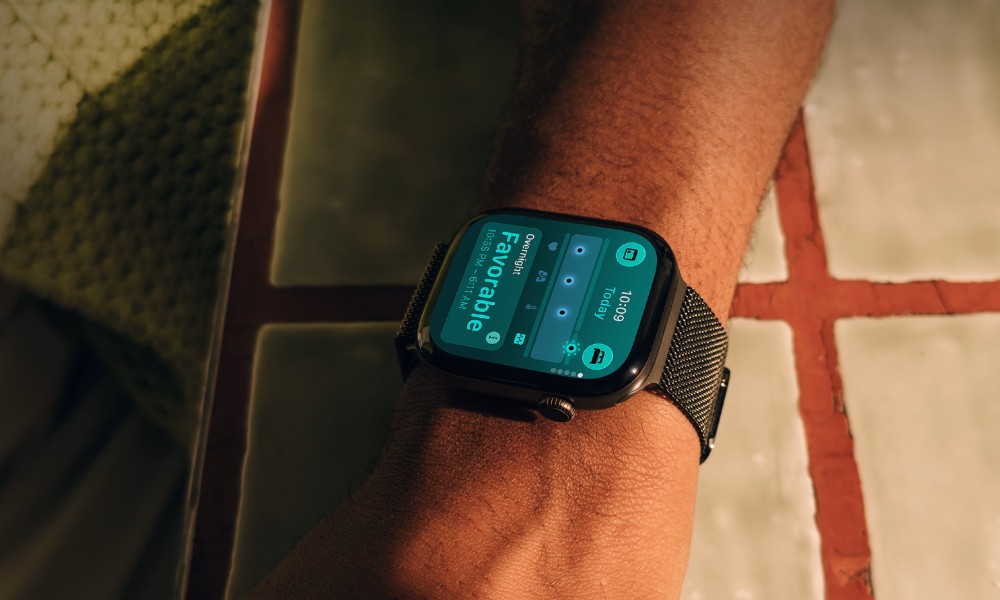 Mężczyzna z Apple Watchem Series 12 na ręku