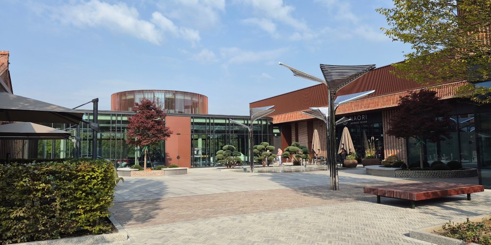 Detale chodnika i budynków w centrum handlowym - zdjęcie zrobione Samsungiem Galaxy S26 FE