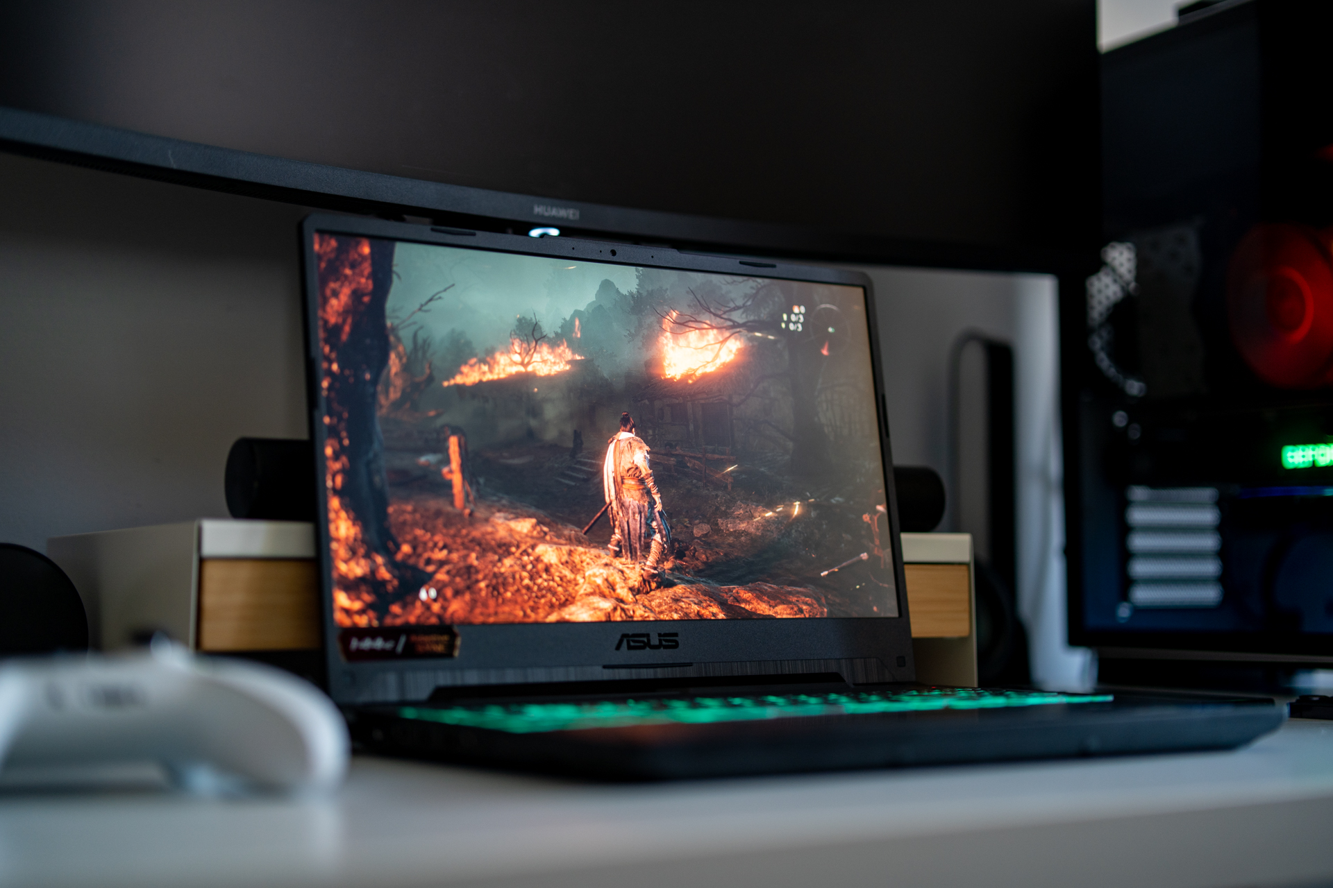 Podświetlenie nie jest niestety r&oacute;wnomierne i przy wyświetlaniu ciemnych statycznych obraz&oacute;w rzuca się w oczy nieco jaśniejsza poświata przy bocznych krawędziach.