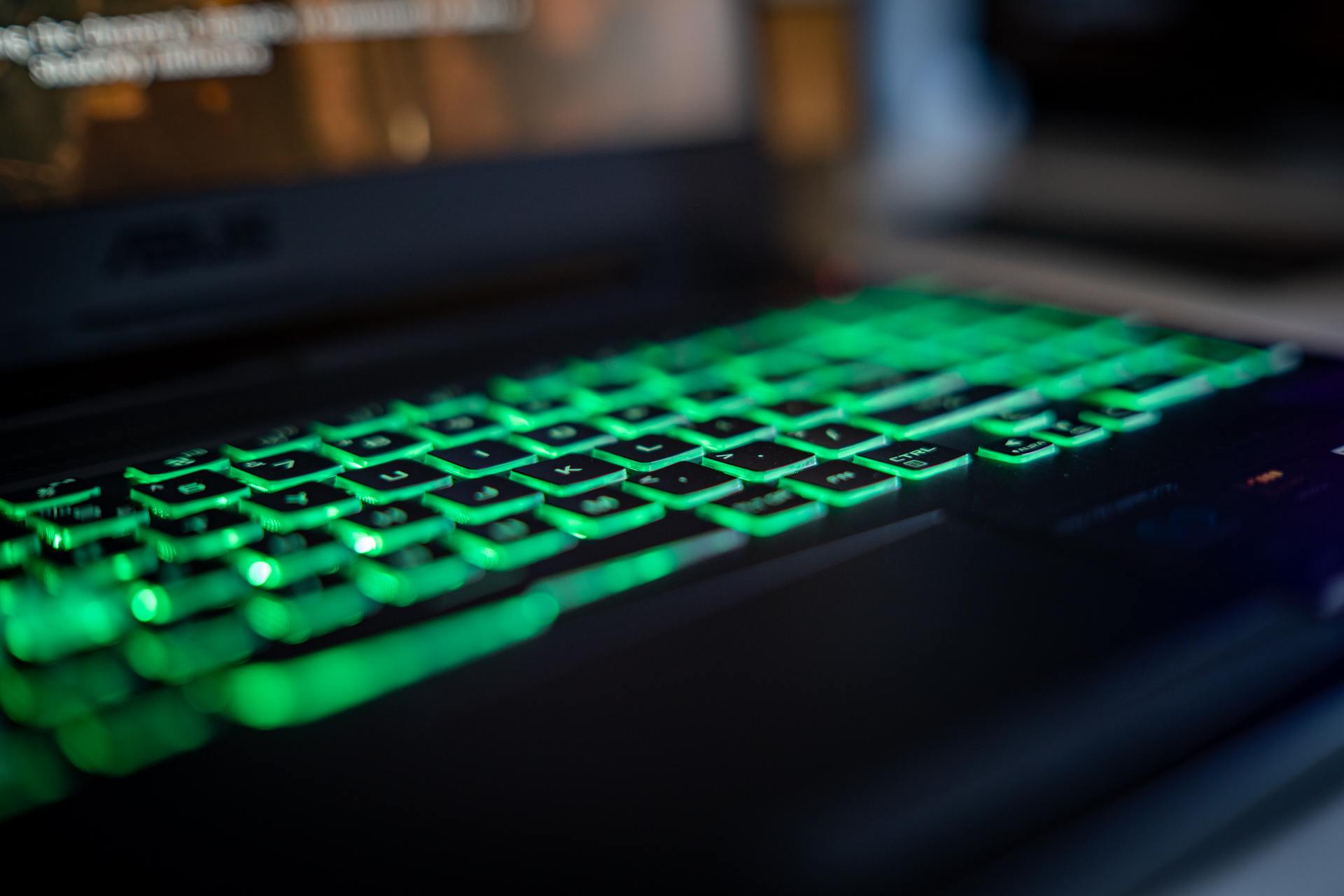 Przyciski wciskają się pewnie, mają spory skok i miękko, ale mocno wyczuwalnie sprężynują.